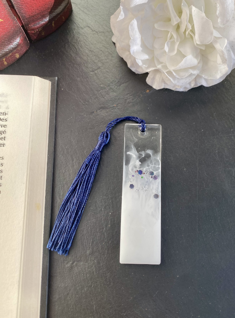Marque-pages blanc avec paillettes bleues