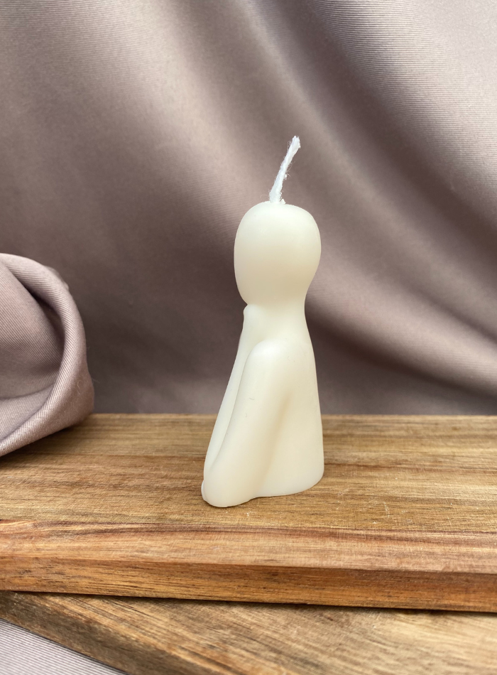 Bougie Le Penseur artisanale, détail de la sculpture en cire de soja
