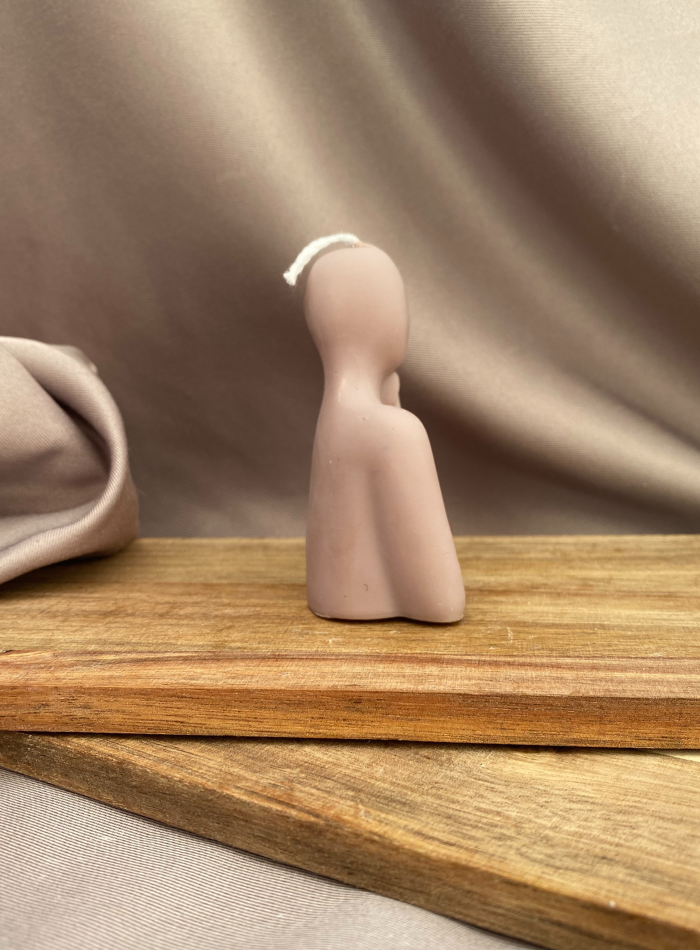 Bougie Le Penseur, bougie sculpturale posée sur une étagère

