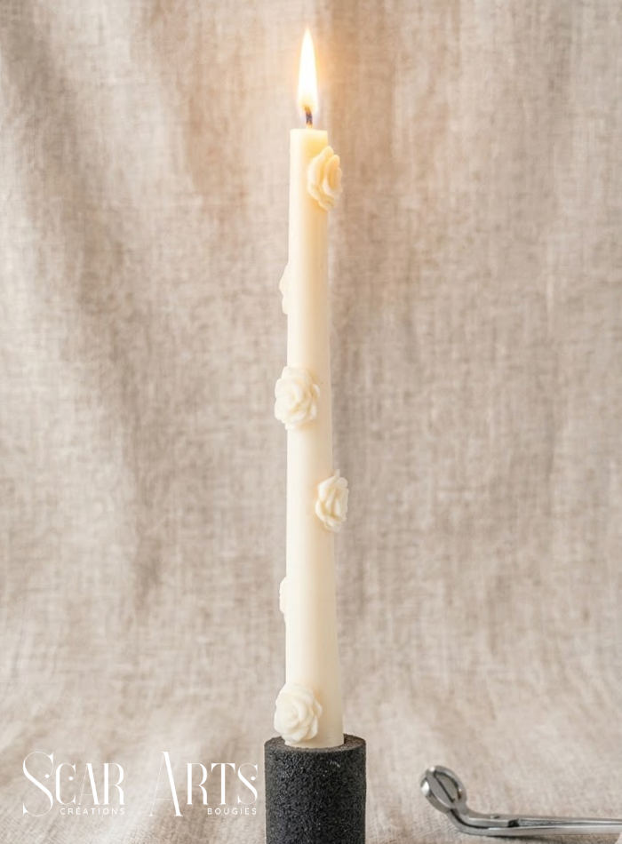 Cierge floral artisanal en cire de soja orné de roses incrustées allumé – lot de 2 – fait main en France – SCAR ART'S