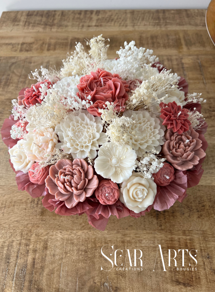 Grand bouquet bougie de mariage Emma de 30 cm par Scar Art's, composé de fleurs sculptées en cire blanche et rose avec du gypsophile blanc séché.