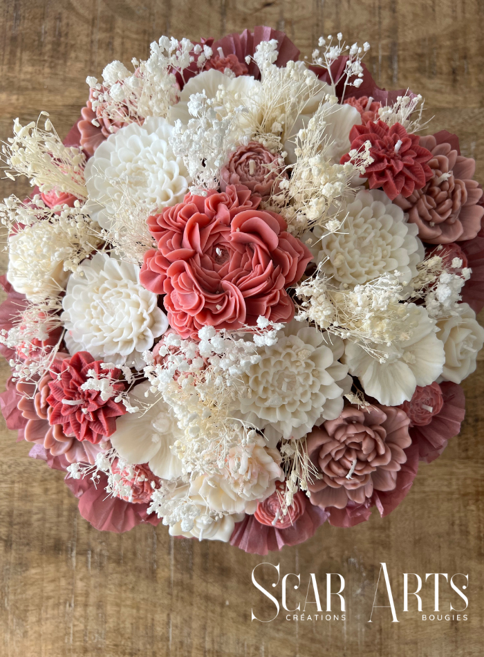 Grand bouquet bougie de mariage Emma de 30 cm par Scar Art's, composé de fleurs sculptées en cire blanche et rose avec du gypsophile blanc séché.