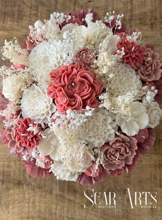 Grand bouquet bougie de mariage Emma de 30 cm par Scar Art's, composé de fleurs sculptées en cire blanche et rose avec du gypsophile blanc séché.