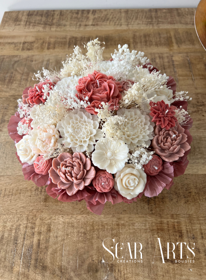 Grand bouquet bougie de mariage Emma de 30 cm par Scar Art's, composé de fleurs sculptées en cire blanche et rose avec du gypsophile blanc séché.