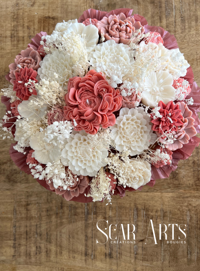 Grand bouquet bougie de mariage Emma de 30 cm par Scar Art's, composé de fleurs sculptées en cire blanche et rose avec du gypsophile blanc séché.